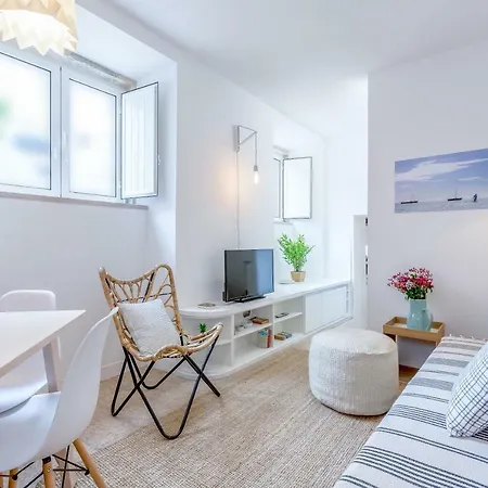 Renovated Typical Baixa Apartment, By Timecooler Apartman